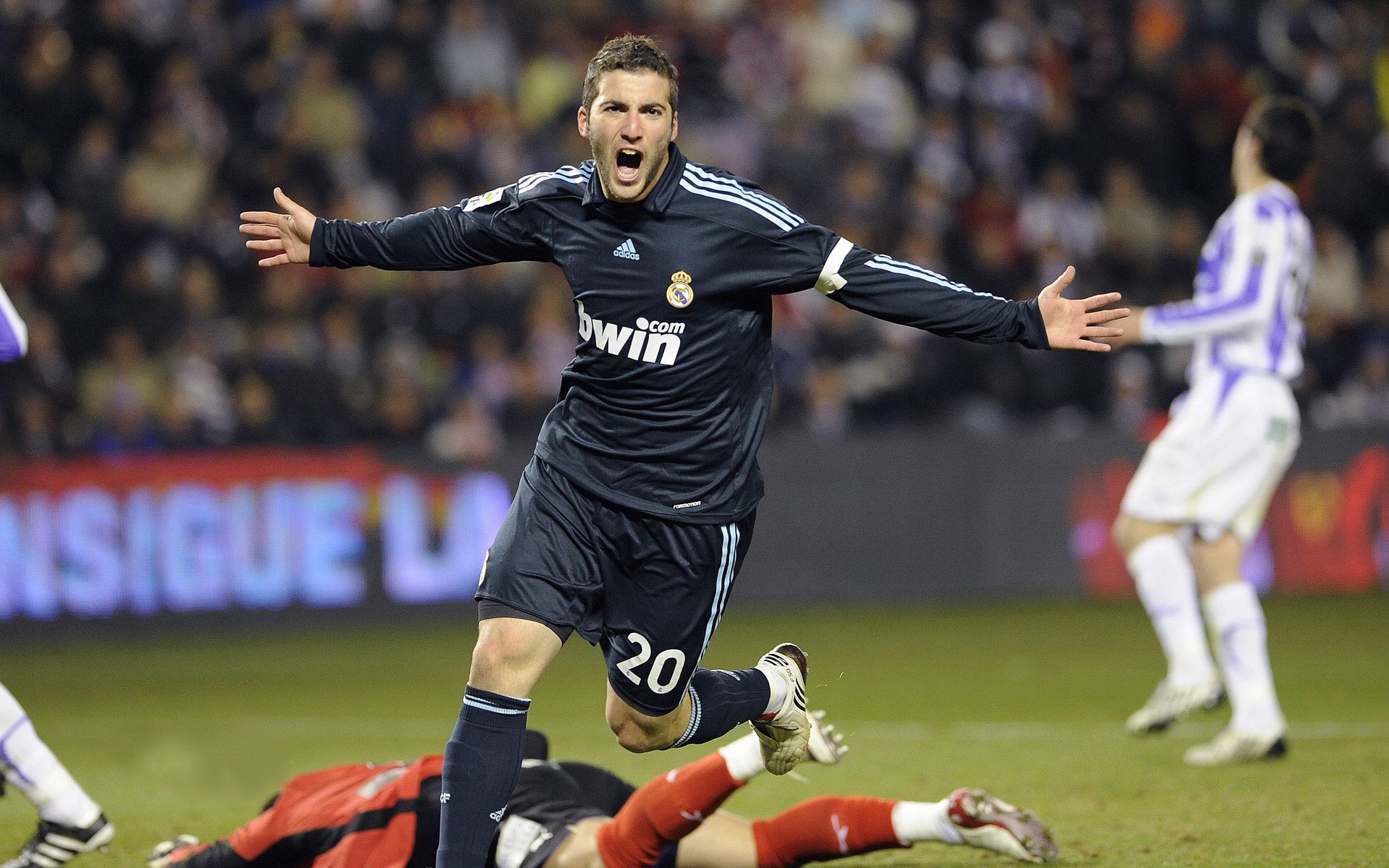 体育焦点人物成长故事，体育人物深度报道案例分析